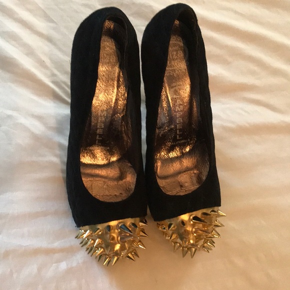 Jeffrey Campbell Shoes - Black 👠 shoe with gold design